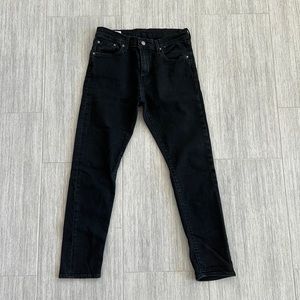 Levi’s 512 fit in black in size 30x30. These are in great condition!